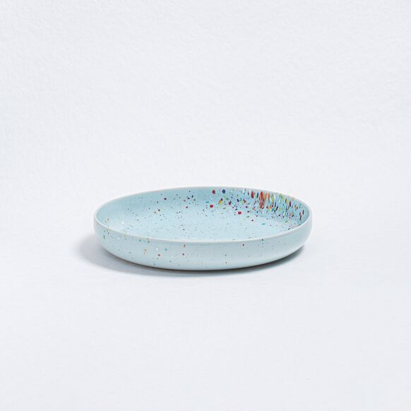 Egg Back Home Nudelteller blau 23cm Entzückender Party-Nudelteller – Handgefertigtes Keramik-Geschirr für besondere Anlässe Entdecken Sie unseren charmanten Party-Nudelteller aus hochwertiger Keramik! Dieser liebevoll designte, niedrige Pastateller aus der Party-Kollektion bringt Freude und lebendige Ästhetik direkt auf Ihren Tisch. Mit seinem bezaubernden Design ist er perfekt geeignet, um Ihre Pasta-Kreationen stilvoll zu präsentieren und sorgt bei jedem Anlass für das gewisse Extra.