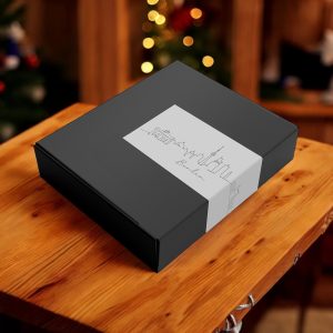 Weihnachtsfreude Box – Premium Rotwein & Gourmet Snacks Suchst du das perfekte Weihnachtsgeschenk für Genießer? Unsere Weihnachtsfreude Box vereint erlesenen Geschmack und festliche Köstlichkeiten in einer stilvollen Geschenkbox. Verwöhne deine Liebsten oder beschenke dich selbst mit Premium-Rotwein und sorgfältig ausgewählten Gourmet-Snacks. Ideal als Geschenk für  alle, die exklusive Gaumenfreuden lieben.