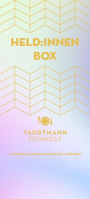 💪 Held:innen Box Zarte Pastellfarben in Mint, Rosa und Hellblau, kombiniert mit goldenen Linien und dem markanten Schriftzug „Held:innen Box“, machen diese Banderole zu einer liebevollen Hommage an alle Alltagsheld:innen. Ideal als Dankeschön-Geschenkbox, z. B. für Mitarbeitende, Pflegekräfte oder besondere Menschen. Jede Taudtmann Feinkost-Banderole ist personalisiert und individuell gestaltbar – ein modernes, wertschätzendes Statement aus Berlin.